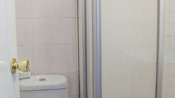 Standard Single Room, Garden View | Bathroom | Hair dryer, towels, soap, shampoo