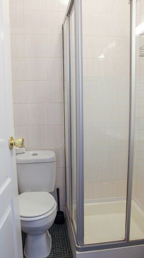 Standard Single Room, Garden View | Bathroom | Hair dryer, towels, soap, shampoo - Allerdale (Torquay)