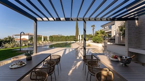 An outdoor patio with a pool, lounge chairs, and a pergola. - La Residenza Vila apartment I for 6 guest's 1,5 km from sea (Poreč)