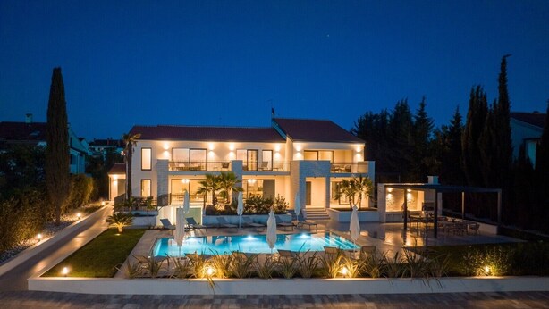 A modern two-story house with a swimming pool, outdoor seating, and well-lit surroundings. - La Residenza Vila Apartment III for 6 guests, 1.5 km from the sea (Poreč)