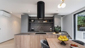 A modern kitchen with a central island, built-in appliances, and a large window. - La Residenza Vila Apartment III for 6 guests, 1.5 km from the sea (Poreč)