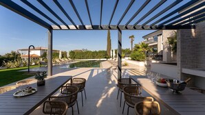 An outdoor patio with a pool, lounge chairs, and a pergola. - La Residenza Vila Apartment III for 6 guests, 1.5 km from the sea (Poreč)