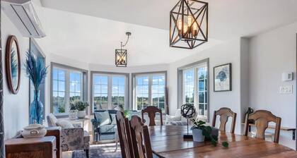 Riverview Countryside Farmhouse, King bed Spa Bath