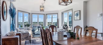 Riverview Countryside Farmhouse, King bed Spa Bath