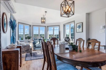 Riverview Countryside Farmhouse, King bed Spa Bath