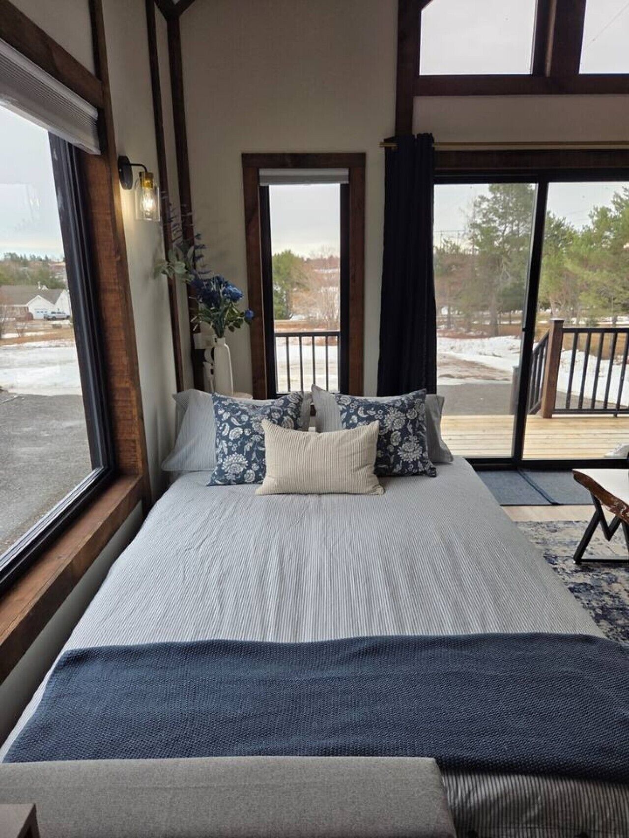 Desk, iron/ironing board, travel cot, WiFi