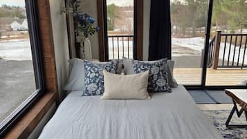 Desk, iron/ironing board, travel cot, WiFi