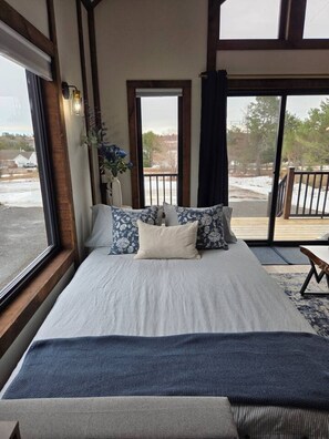 Desk, iron/ironing board, travel crib, WiFi - King bed, luxury glam Nordic Spa access Chalet (Saint-Louis-de-Kent)