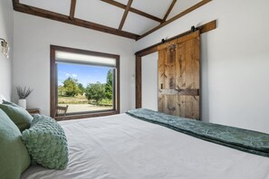 Escrivaninha, ferros/tábuas de passar roupa, Wi-Fi, roupa de cama