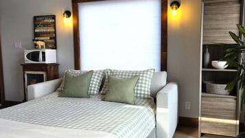 1 bedroom, desk, iron/ironing board, WiFi