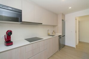 Fridge, microwave, oven, dishwasher - WELCS APTO A16 MADRAGUE sea front (Rosas / Roses)