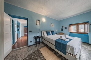 Una camera da letto con un letto, un comodino e una finestra.