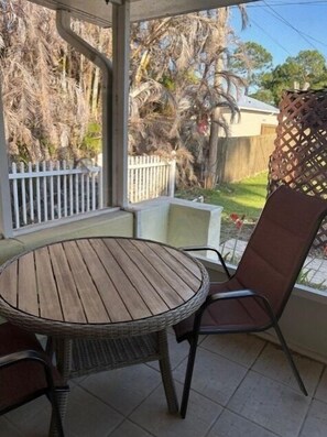 Outdoor dining - Welcoming to Paradise in Sebastian FL (Sebastian)