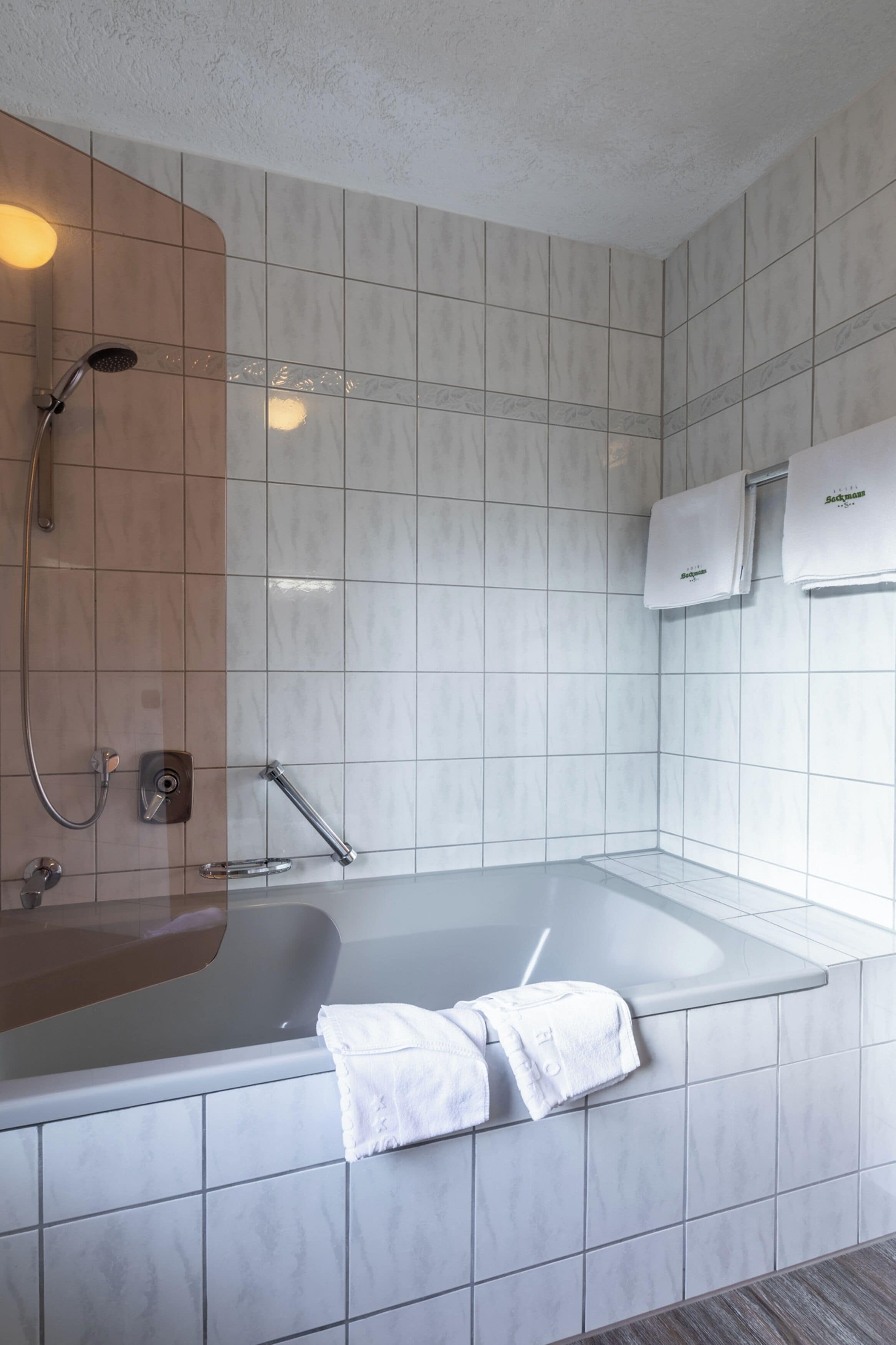Haartrockner, Handtücher, Seife, Shampoo
