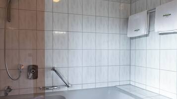 Haartrockner, Handtücher, Seife, Shampoo