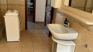 Bruser, bidet, håndklæder