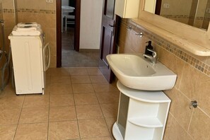 Shower, bidet, towels - Near Sestri Levante (LAVINIA APARTMENT 2) (Casarza Ligure)