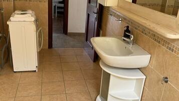 Doccia, bidet, asciugamani