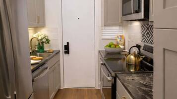 Refrigerador, microondas, horno, placa de cocina