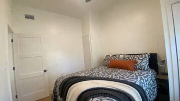 Desk, iron/ironing board, WiFi, bed sheets