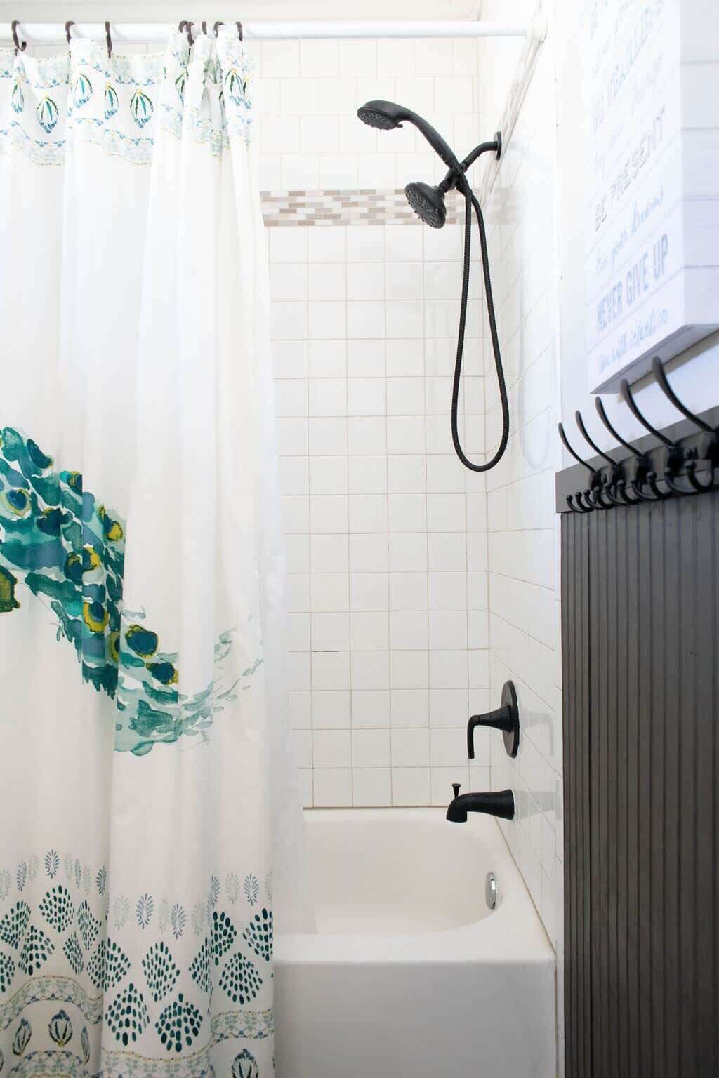 Ducha, secador de pelo, toallas y champú