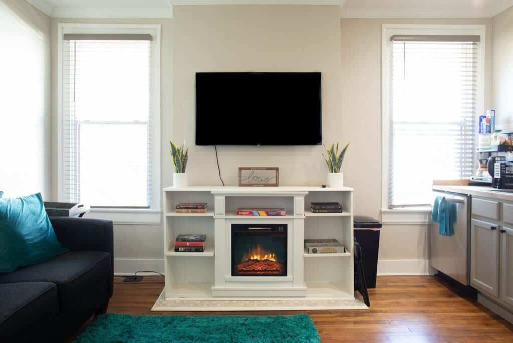 Televisión, chimenea y oficina 