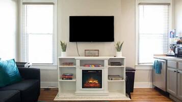 Televisión, chimenea y oficina