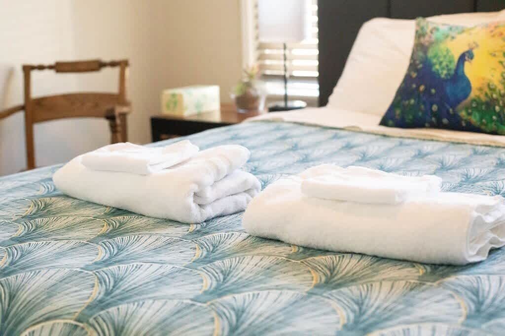Desk, iron/ironing board, WiFi, bed sheets