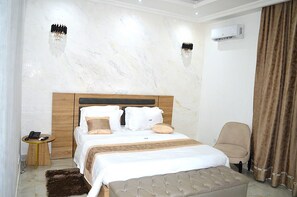 In-room safe, desk, blackout drapes, free WiFi - Hôtel La Miséricorde  (DOUALA)
