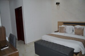 Standard Single Room, Balcony | In-room safe, desk, blackout curtains, free WiFi - Hôtel La Miséricorde  (Douala)