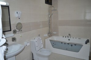 Hair dryer, towels, soap, shampoo - Hôtel La Miséricorde  (DOUALA)