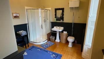 Kamar Twin, pemandangan halaman | Kamar mandi