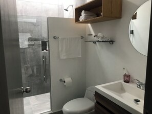 Hair dryer, towels, soap, shampoo - CASA TURQUESA 3-bedroom apartment in peaceful Yautepec with AC comfort y alberca (YAUTEPEC)