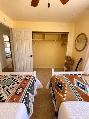 3 bedrooms, free WiFi - Coyote Ranch | Western Desert Escape (Yucca Valley)