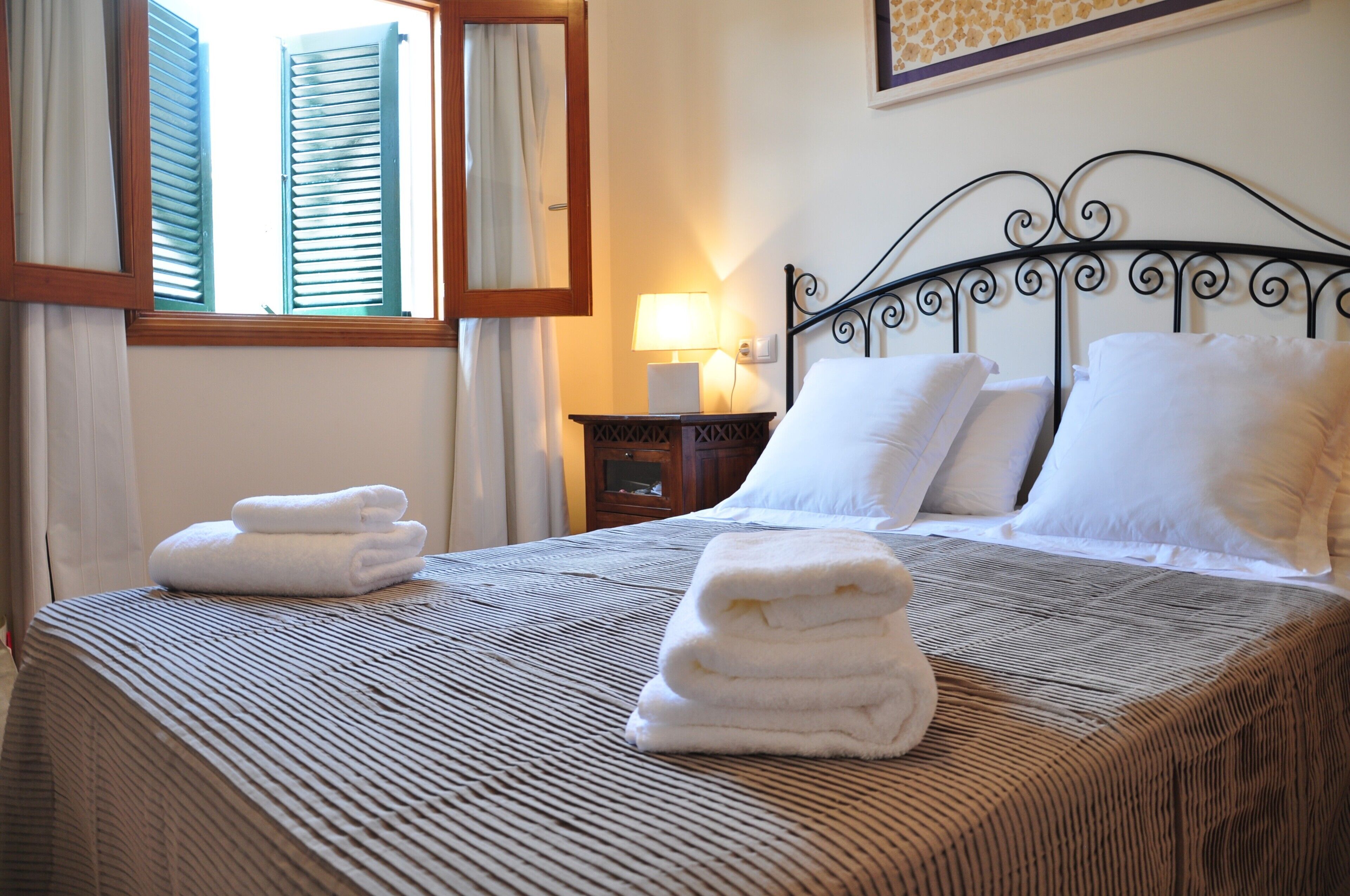 Tabla de planchar con plancha, wifi, ropa de cama