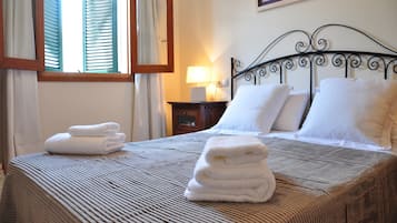 Tabla de planchar con plancha, wifi, ropa de cama
