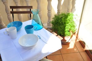 Outdoor dining - Holiday Home 'Es Port' with Wi-Fi (Porto Cristo)