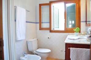 Shower, towels - Holiday Home 'Es Port' with Wi-Fi (Porto Cristo)
