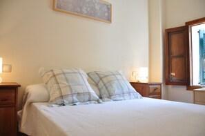 Iron/ironing board, WiFi, bed sheets - Holiday Home 'Es Port' with Wi-Fi (Porto Cristo)
