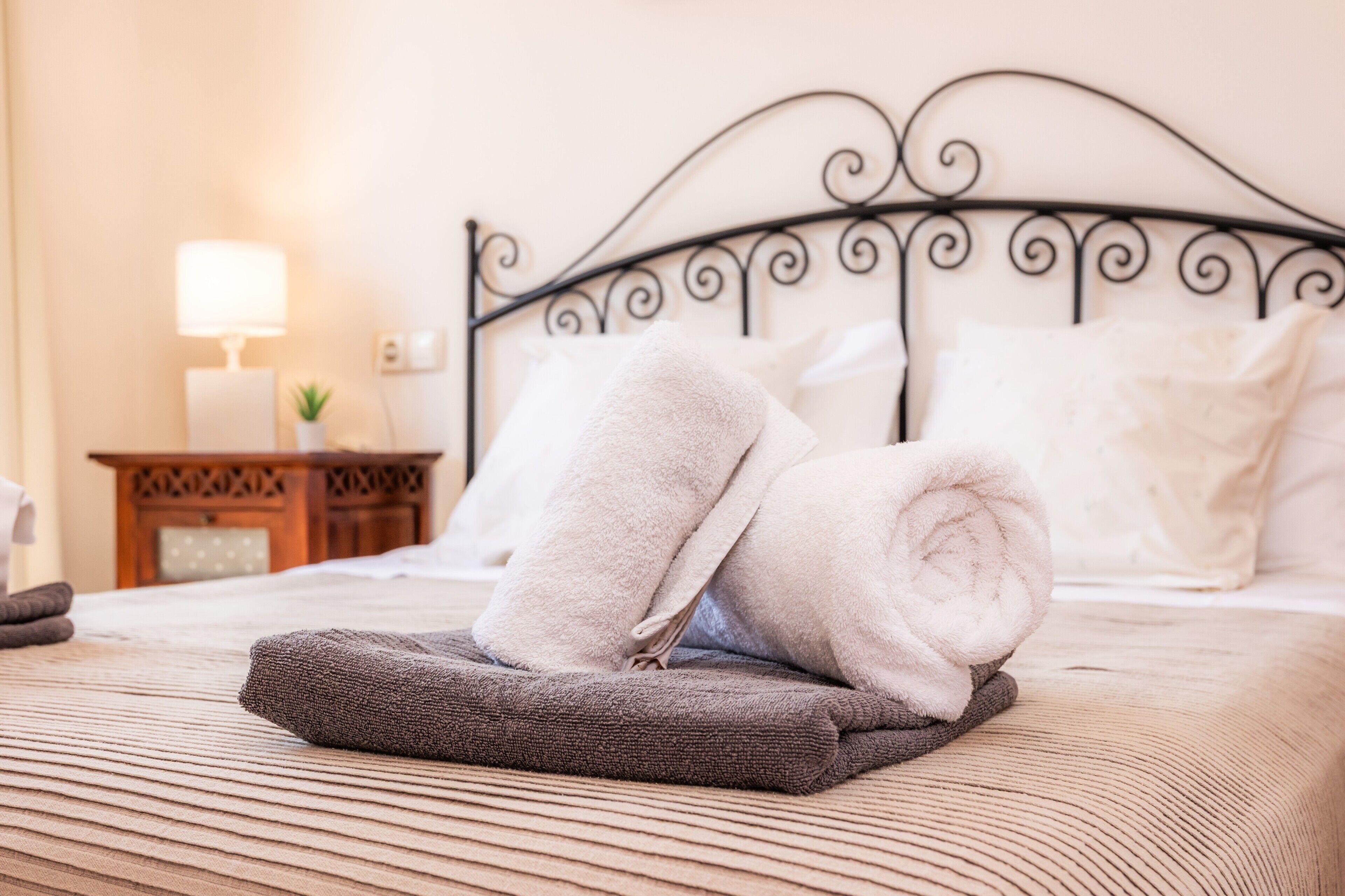 Tabla de planchar con plancha, wifi y ropa de cama 