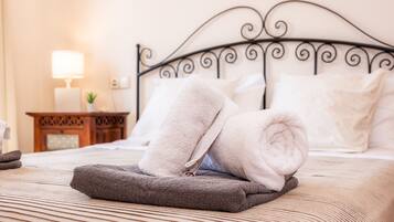 Tabla de planchar con plancha, wifi y ropa de cama