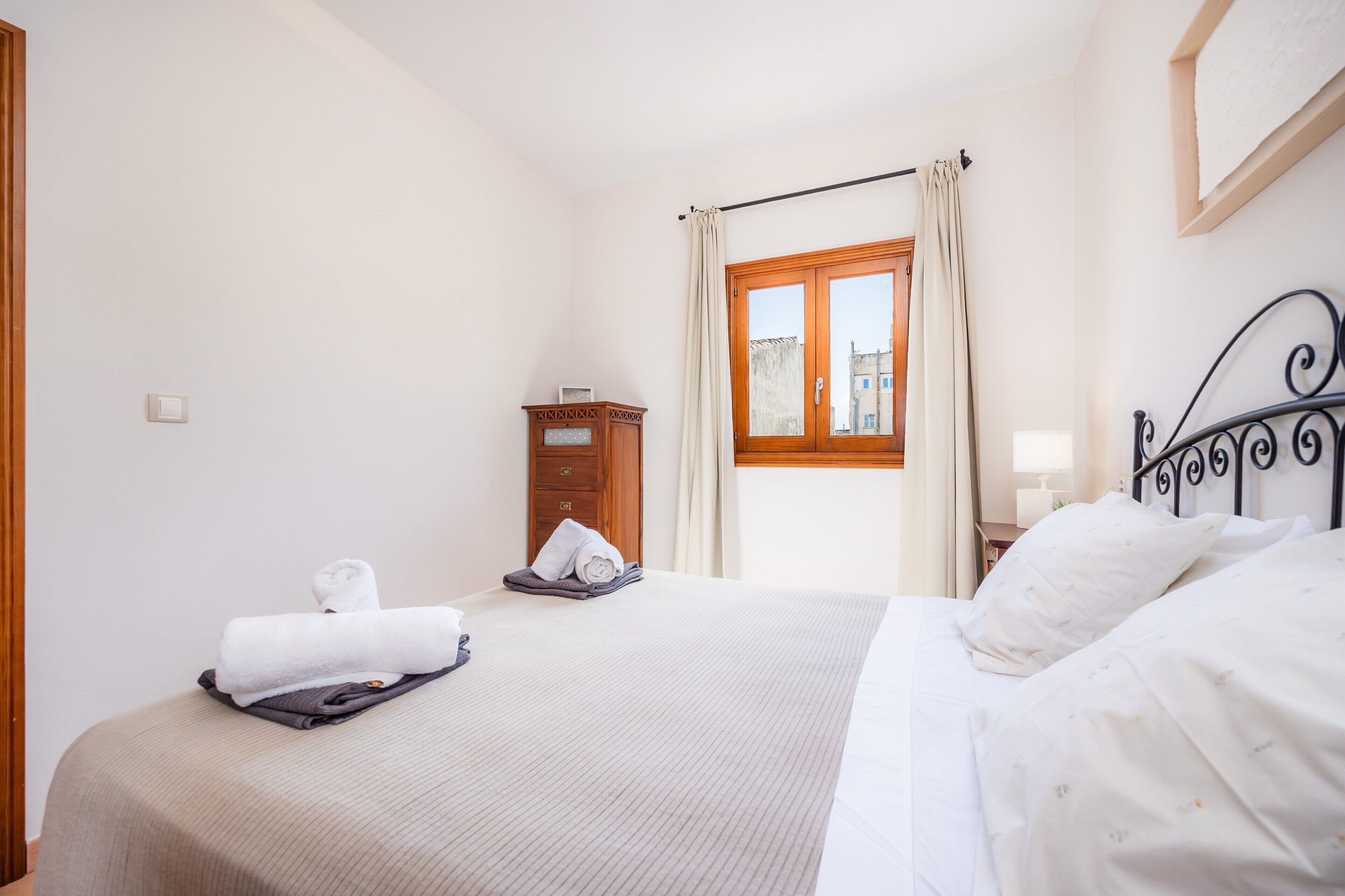 Iron/ironing board, WiFi, bed sheets