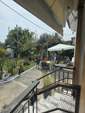 Outdoor dining - ANEMOS Garden House • Cozy Home with Private Garden & Outdoor Dining (Νέα Καλλικράτεια)