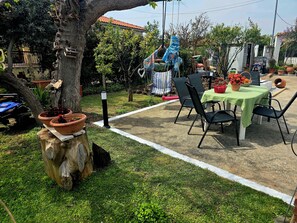 Outdoor dining - ANEMOS Garden House • Cozy Home with Private Garden & Outdoor Dining (Νέα Καλλικράτεια)
