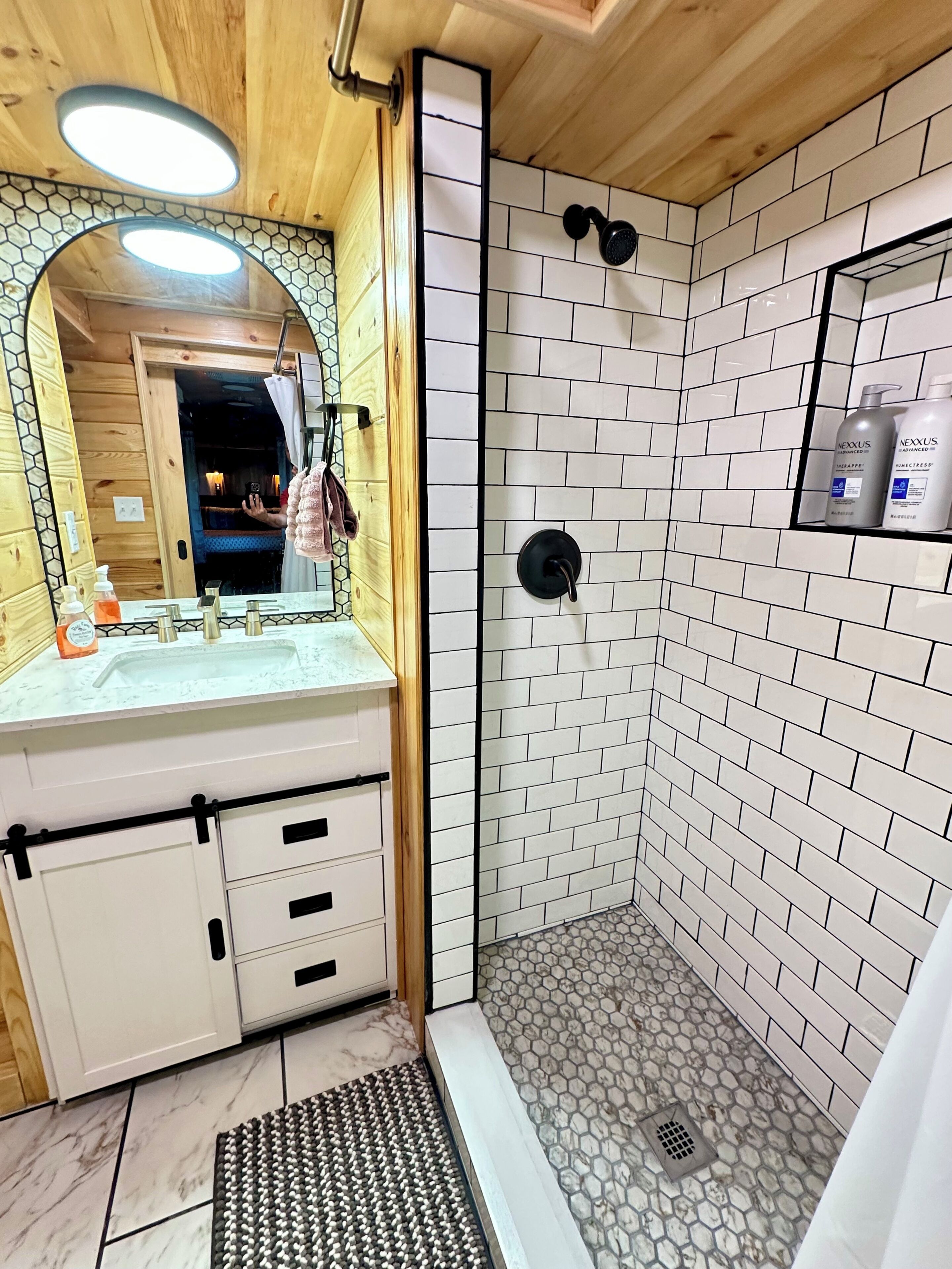 Douche, sèche-cheveux, serviettes fournies, savon