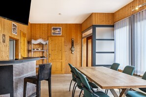 Dining - Apartment "Inselbergblick" with Mountain View, Private Terrace, and Wi-Fi (Ruhla)