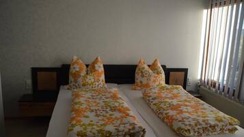 WiFi, bed sheets, wheelchair access