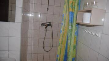 Een douche, een haardroger, handdoeken