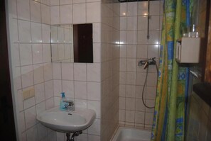 Douche, sèche-cheveux, serviettes fournies