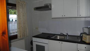 Kühlschrank, Ofen, Herdplatte, Wasserkocher mit Kaffee-/Teezubehör
